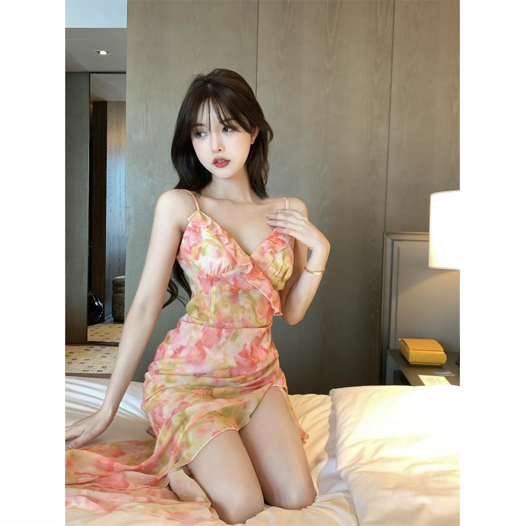 法式碎花吊帶連衣裙女夏季設計感小眾甜辣收腰性感v領中長款裙子