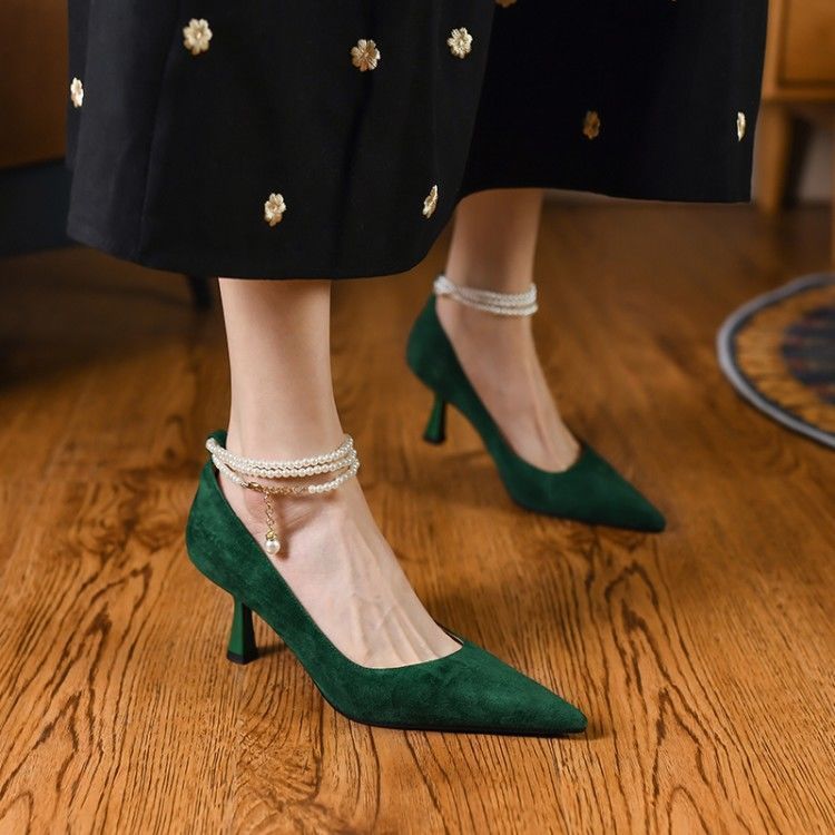 法式优雅尖头浅口单鞋女新款复古墨绿色珍珠一字带细跟高跟鞋
