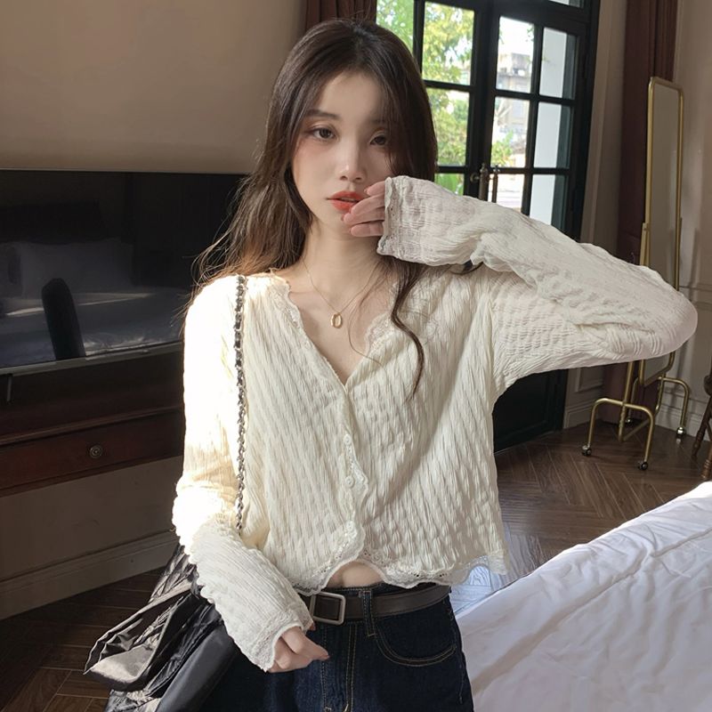 V-neck temperament lace shirt women's design niche 2022 summer new French chic short top