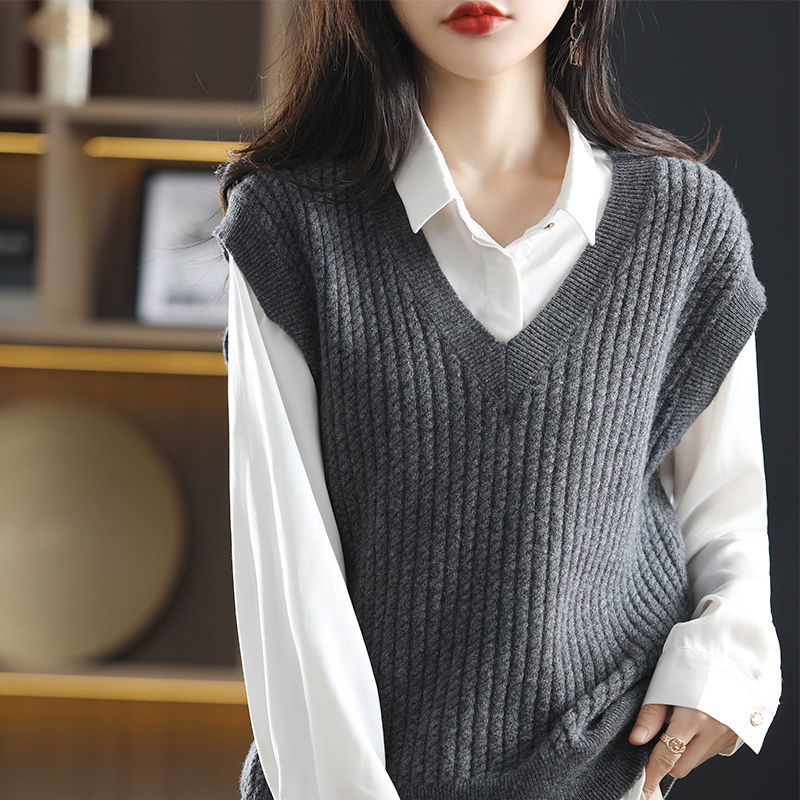 Soft glutinous knitted vest vest female Hong Kong style 2022 new hot style v-neck spring and autumn outerwear waistcoat sweater vest