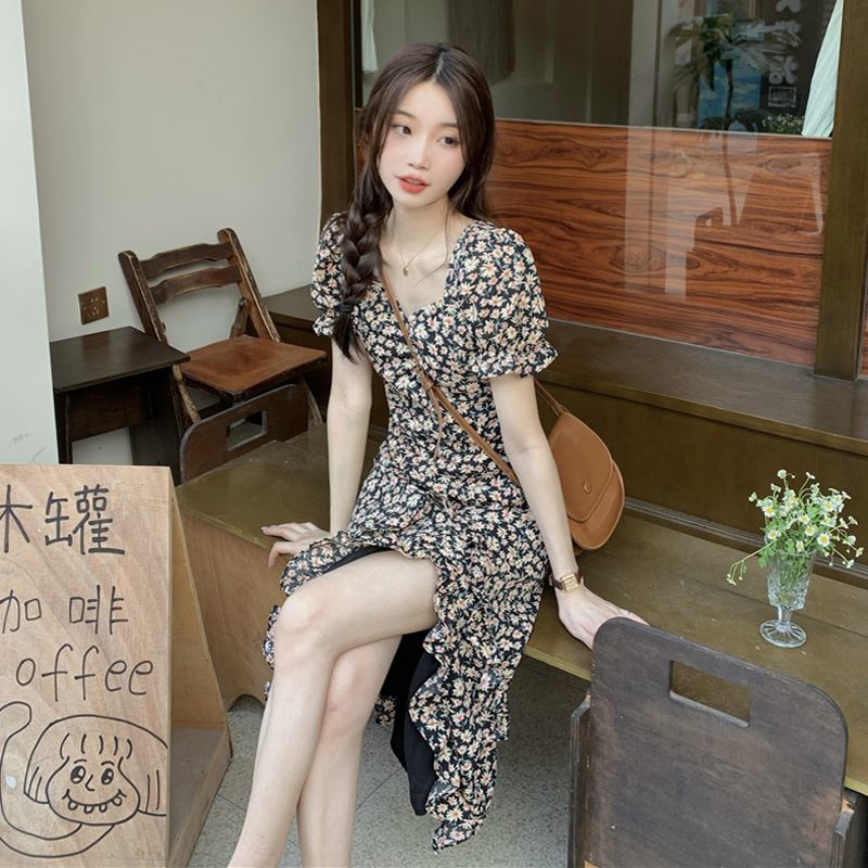 方領碎花泡泡袖連衣裙女夏季2023新款純欲設計感開叉修身顯瘦裙子