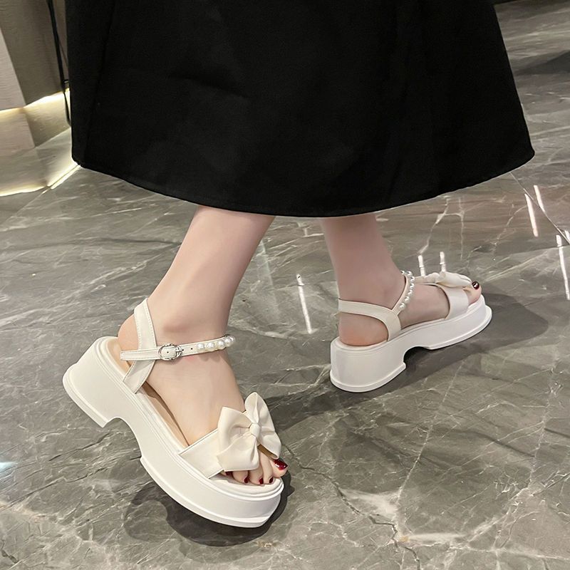 小众高级感法式粗跟凉鞋女夏季新款珍珠蝴蝶结一字带罗马女鞋