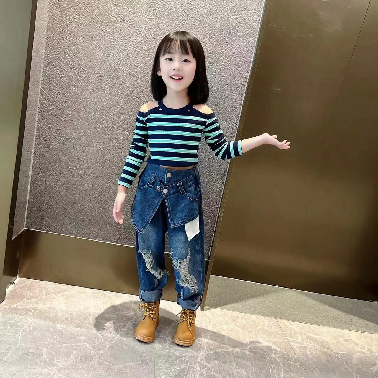 女童春秋裝套裝兒童網紅洋氣2023新款韓版時髦露肩上衣破洞牛仔褲