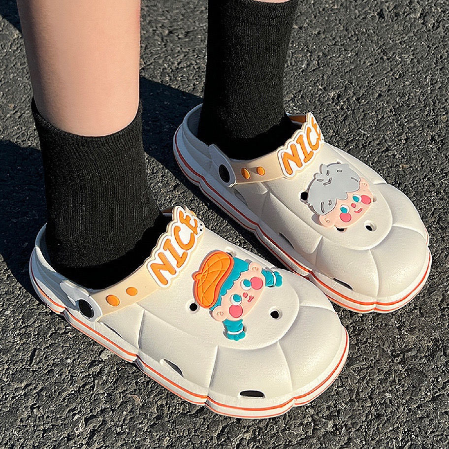Cute Croc Shoes for Girls Summer Student Internet Celebrity Girls Heart-proof Non-slip Thick-soled Beach Sandals and Slippers Fashionable