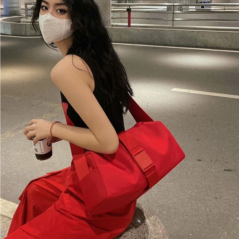 牛津布斜挎包時尚運動健身包女小號休閒紅色包包單肩通勤吐司包