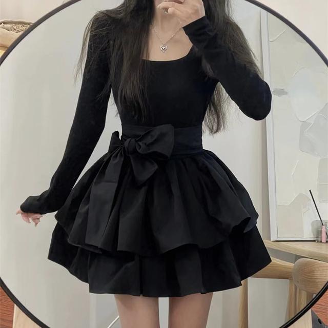 連衣裙女2022秋季新款設計感純欲方領高腰綁帶蝴蝶結小黑裙蓬蓬裙