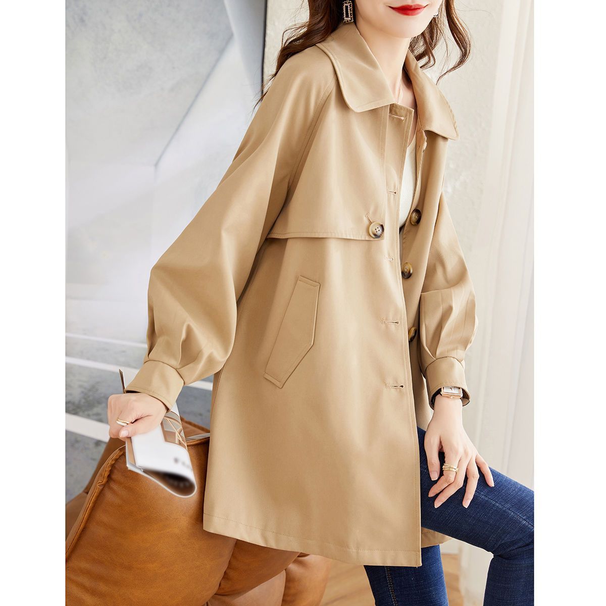 秋季时尚设计感翻领格纹拼接风衣女260元