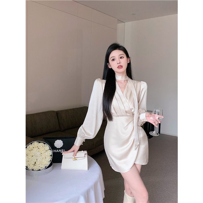 2023秋季法式氣質V領高腰修身長袖連衣裙女設計感包臀短裙