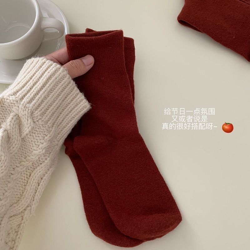Persimmon red really has a sense of atmosphere ~ (Christmas or New Year) with solid red socks ins