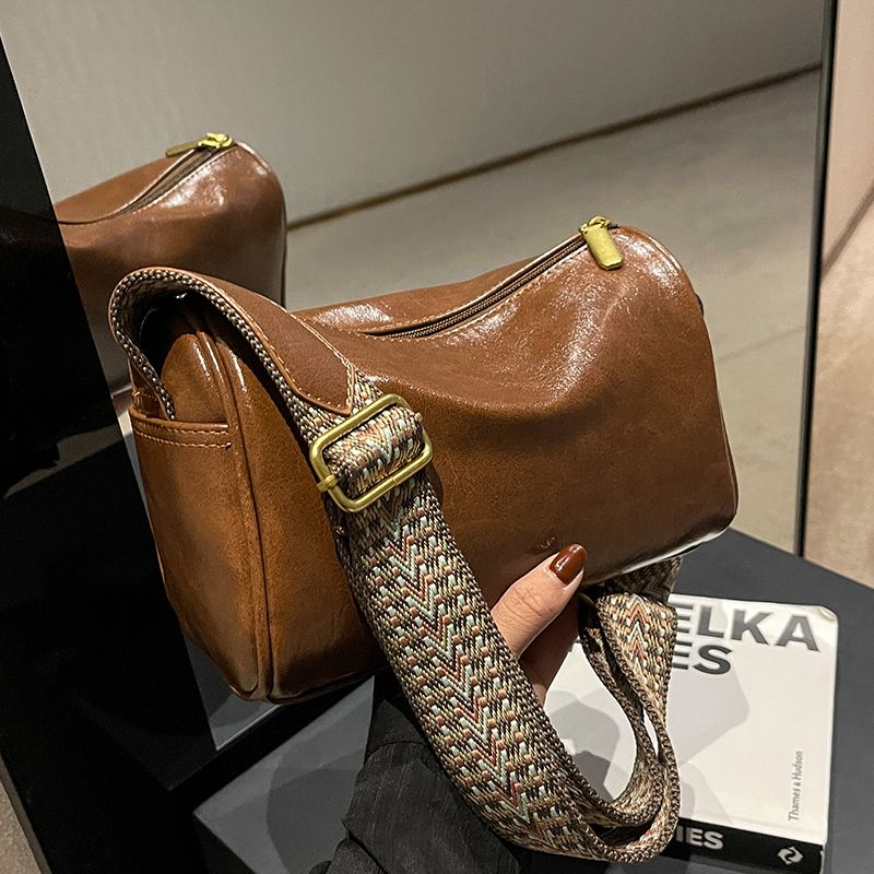 This year's popular small bags for women in autumn and winter 2022 new fashion niche broadband messenger bag texture popular pillow bag