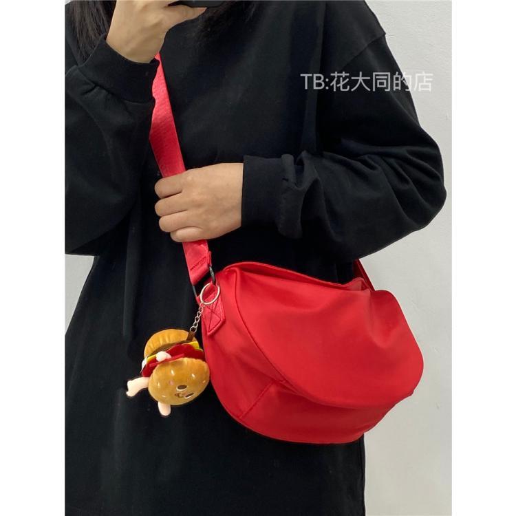今年流行小包女2023新款潮紅色斜挎包女休閒運動單肩包百搭餃子包