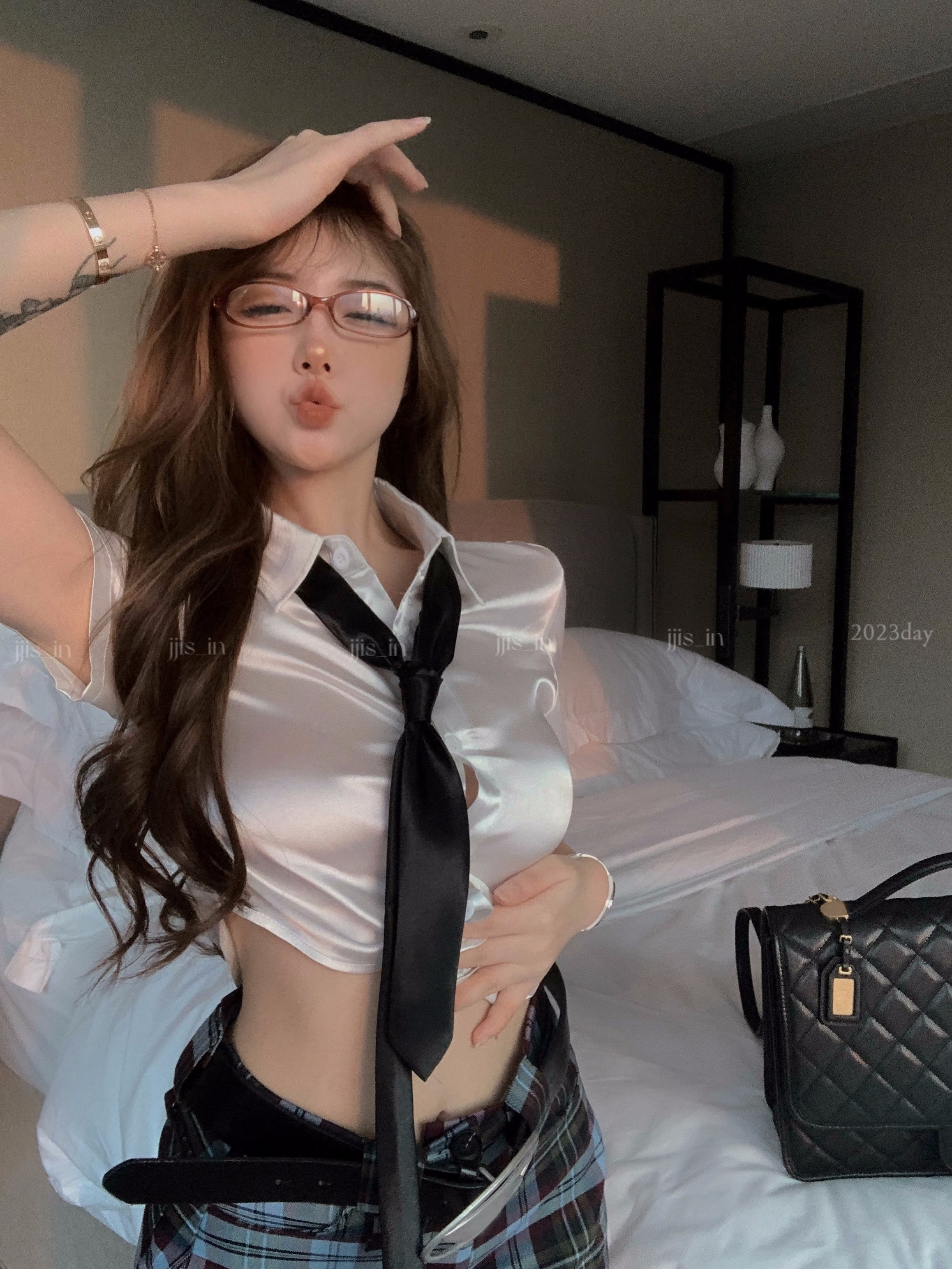 白色緞面襯衫女夏季修身襯衣甜辣妹性感設計感不規則小眾短款上衣