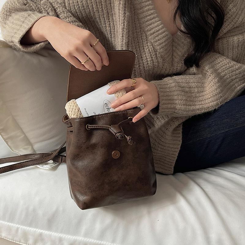 Xiaohongshu same style small retro brown shoulder bag female  autumn and winter new ins simple all-match single shoulder bag