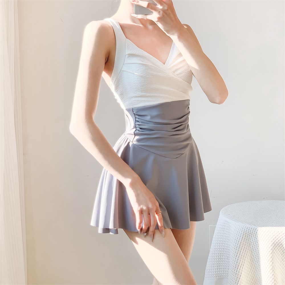 Hot spring belly-covering slim skirt with small breasts gathered and backless strappy one-piece swimsuit with a feminine, conservative, high-end feel and pure lust