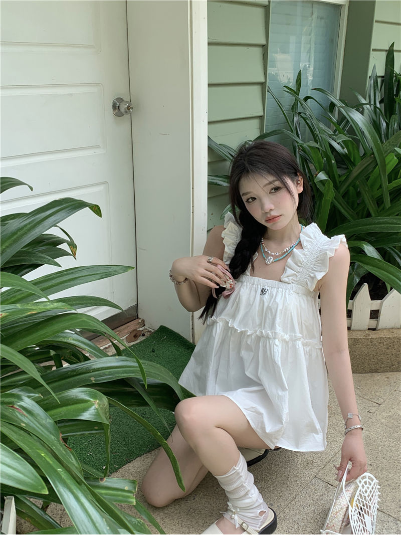 甜美气质白色刺绣小吊带夏季新款宽松洋气减龄设计感背心上衣女装