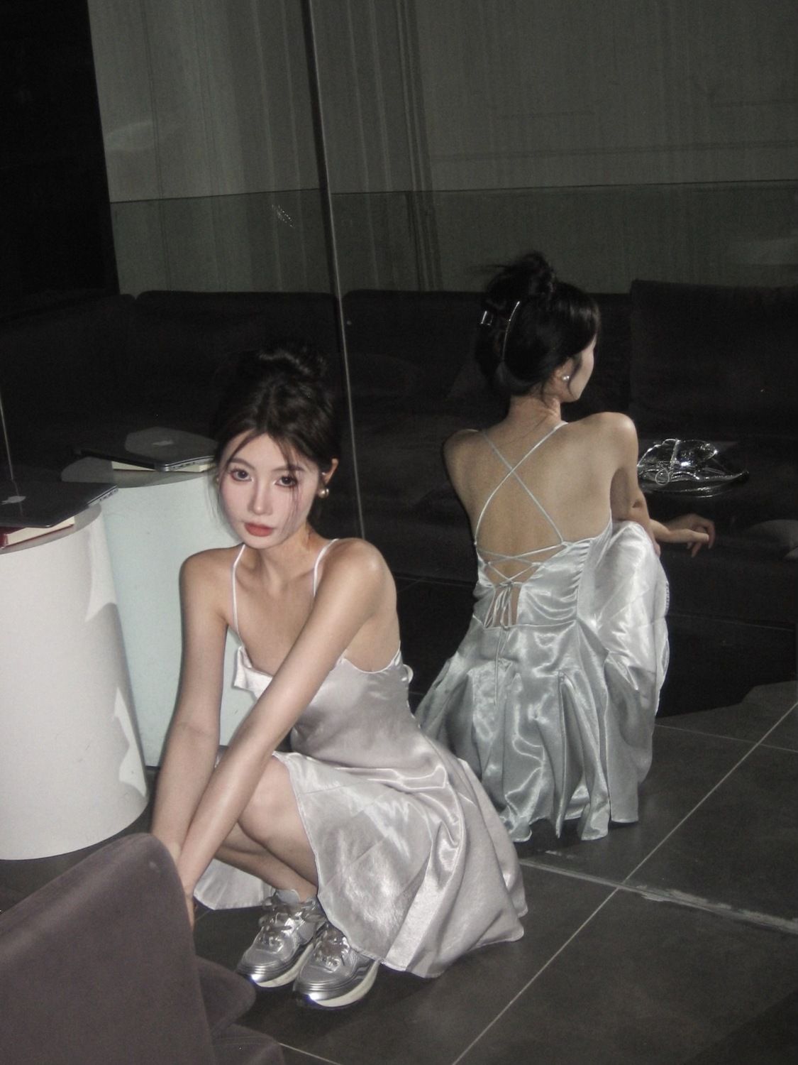 純欲辣妹銀色緞面吊帶連衣裙女夏季垂感收腰露背系帶裙子a字短裙