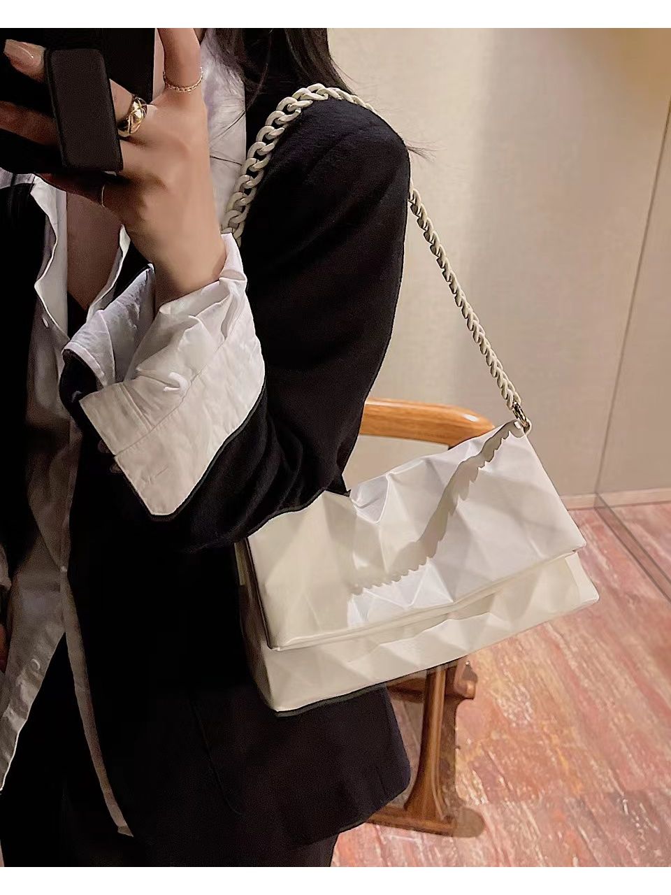 Summer niche geometric underarm bag 2023 new simple and high-end chain shoulder bag, fashionable and versatile crossbody bag