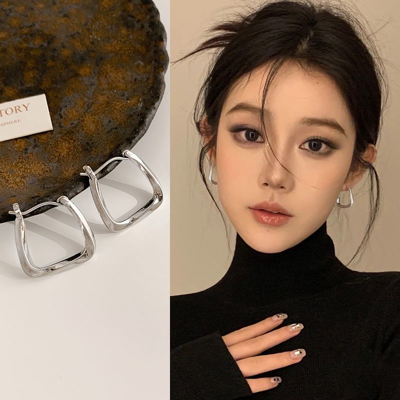 耳釘女小眾設計感高級2023年新款潮百搭耳環冷淡風小巧精緻耳飾