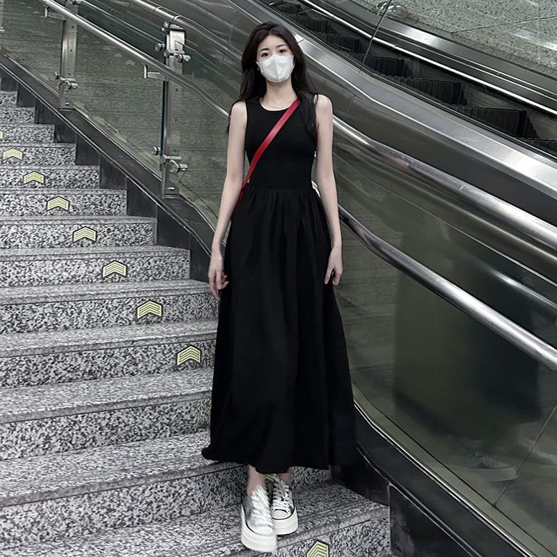 茶歇法式黑色無袖連衣裙子女2023夏季新款收腰赫本風背心吊帶長裙