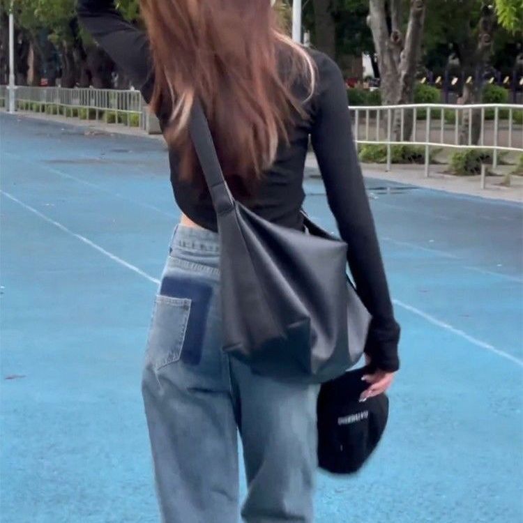 寬帶斜挎包女2023新款春夏季大學上課高級感通勤大容量軟皮托特包