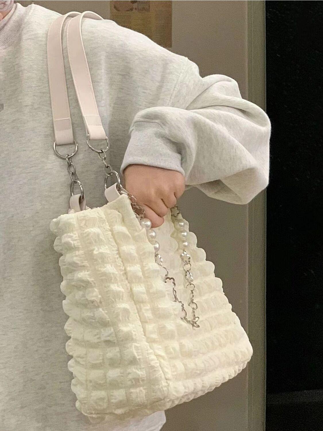 2023 New niche cream puff chain tote bag, large capacity bag, soft and versatile, portable shoulder bag for women