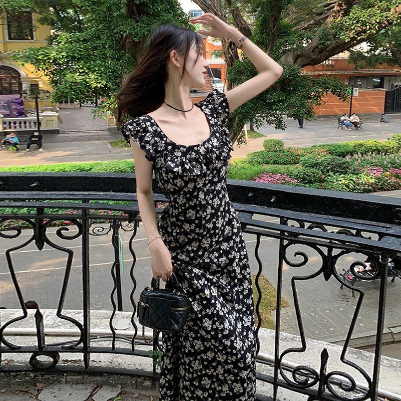 茶歇法式黑色碎花吊帶小飛袖連衣裙子女2023夏季新款赫本收腰長裙