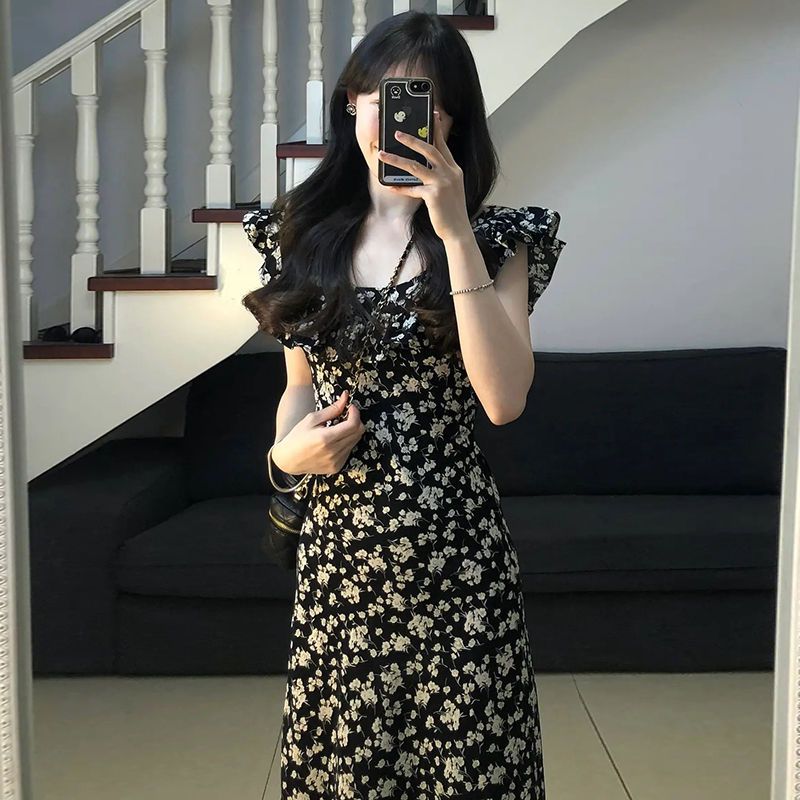 茶歇法式黑色碎花飛袖連衣裙子女2023夏季新款赫本風收腰吊帶長裙