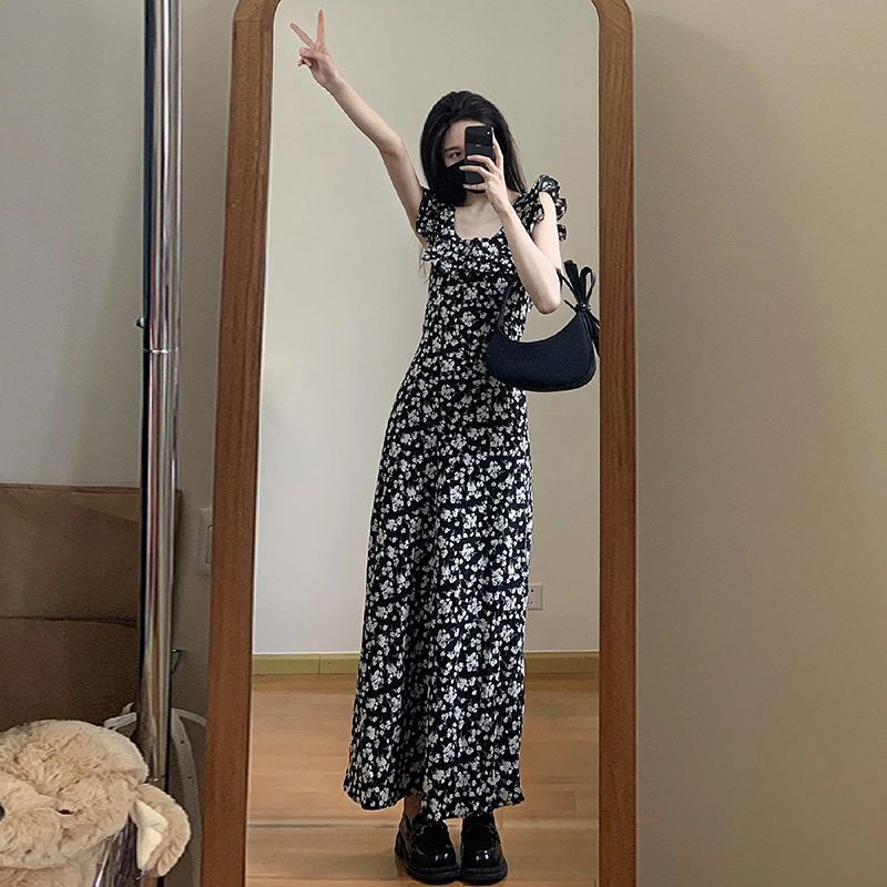 茶歇法式黑色碎花吊帶小飛袖連衣裙子女2023夏季新款赫本收腰長裙