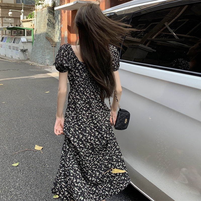 茶歇法式連衣裙女海邊度假方領顯瘦碎花裙小黑裙夏季小個子裙子