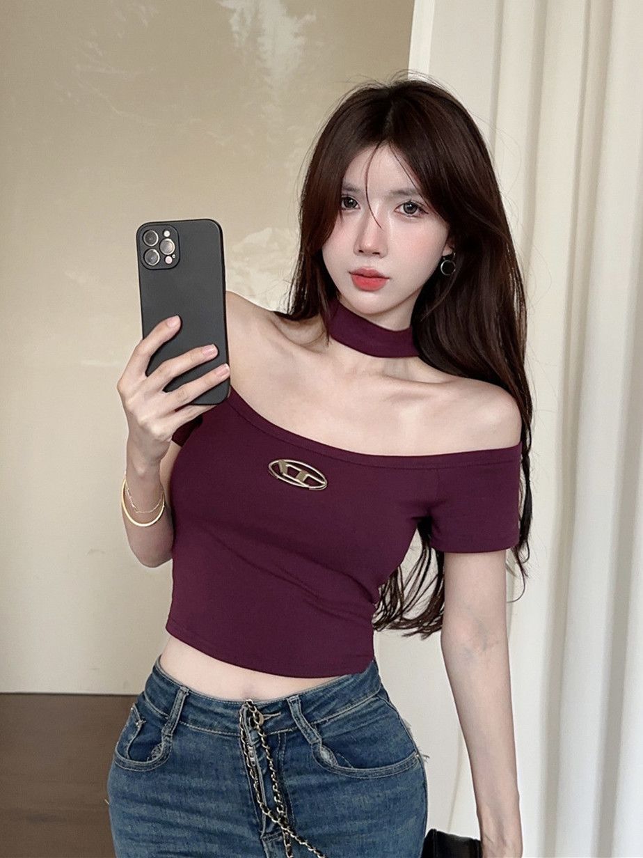 VIBRATE Korean version of the hot girl hanging neck design sense metal labeling t-shirt temperament one-shoulder short-sleeved pure desire top