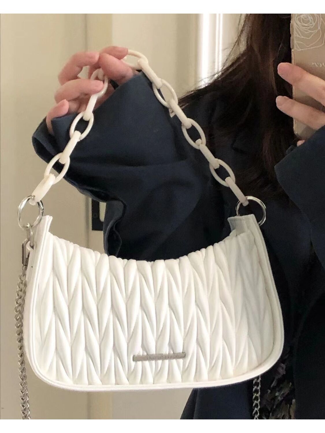 Summer pleated bag for women in 2023, niche high-end acrylic chain texture, portable underarm bag, crossbody bag trend