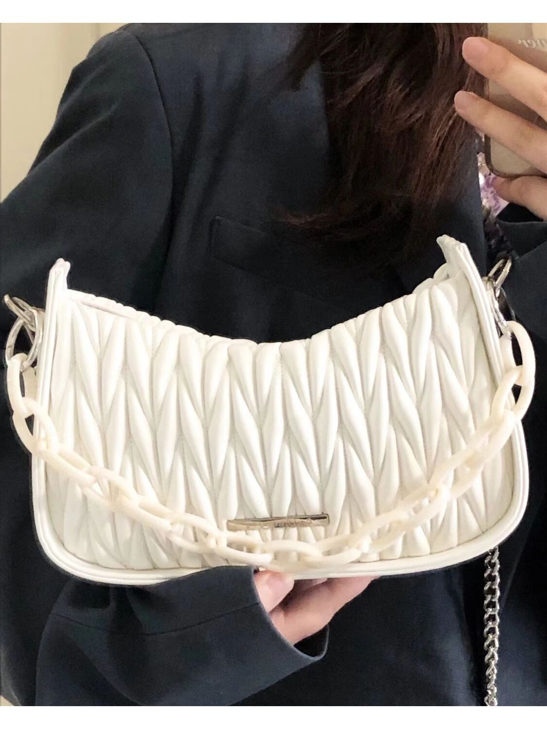 Summer pleated bag for women in 2023, niche high-end acrylic chain texture, portable underarm bag, crossbody bag trend