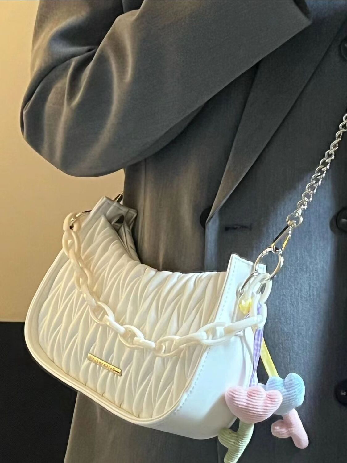 Summer pleated bag for women in 2023, niche high-end acrylic chain texture, portable underarm bag, crossbody bag trend