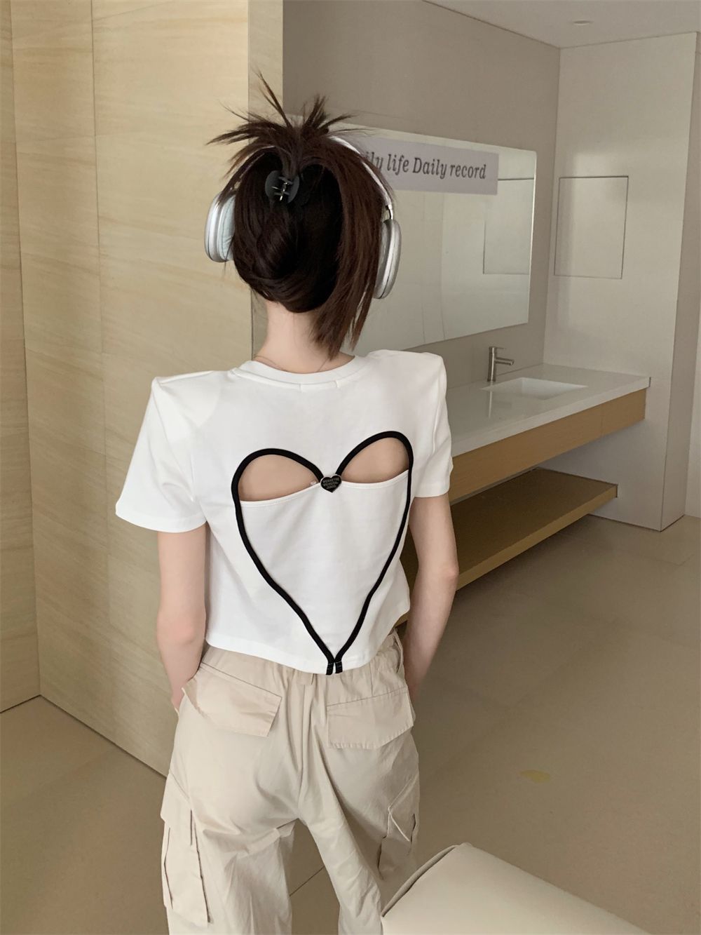 VIBRATE Korean version design sense back hollow love short-sleeved T-shirt women's summer slim short short all-match top