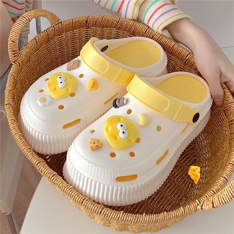 Thick-soled hole shoes women's summer outer wear 2023 new anti-slip heightened beach Baotou stepping shit feeling sandals and slippers women