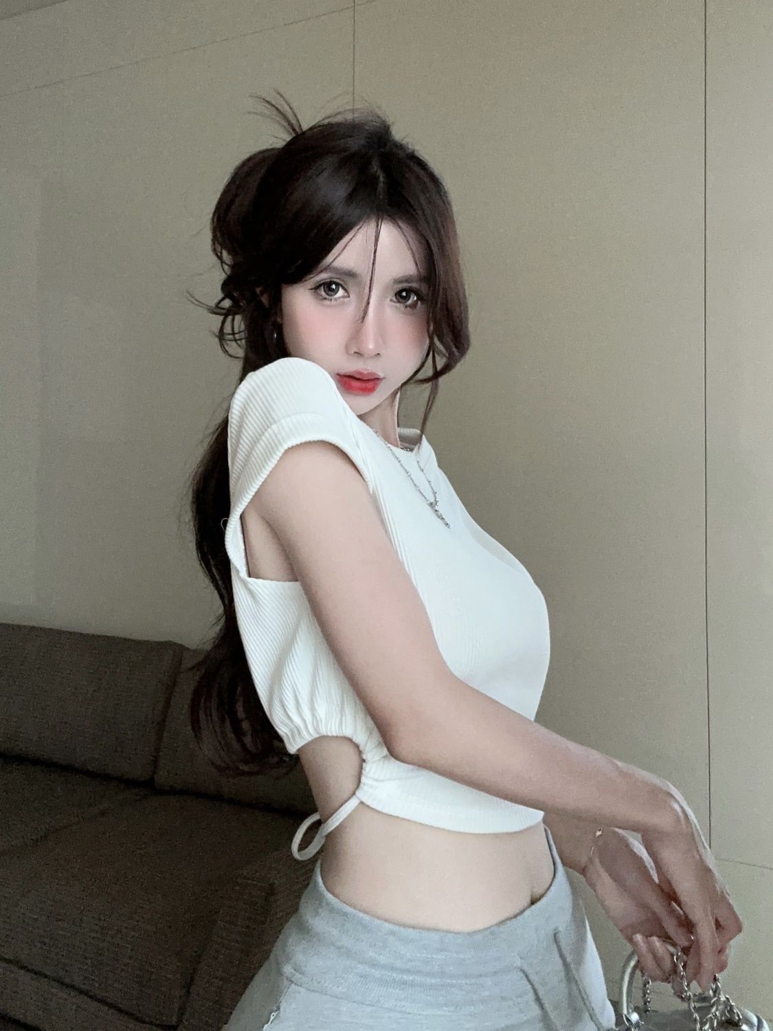 VIBRATE Korean version of sweet hot girl backless short top women's summer design sense of waist strapping shoulder short-sleeved T-shirt