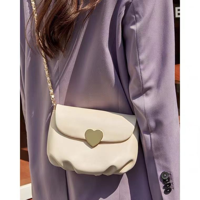 小眾新款白色包包女2023簡約百搭單肩斜挎雲朵包鏈條小方包馬鞍包