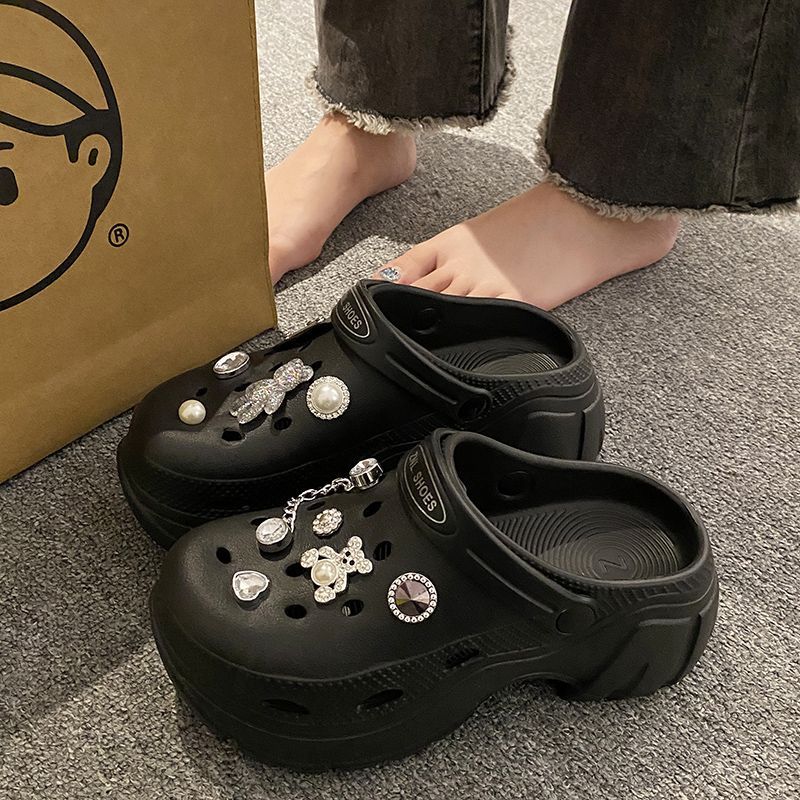 Super thick-soled high-heeled hole shoes women's outerwear 2023 new beach shoes office white nurse Baotou sandals