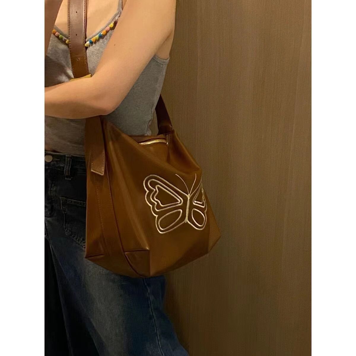 Large-capacity European and American retro tote bag 2023 new unique design embroidered butterfly niche bag crossbody bag for women