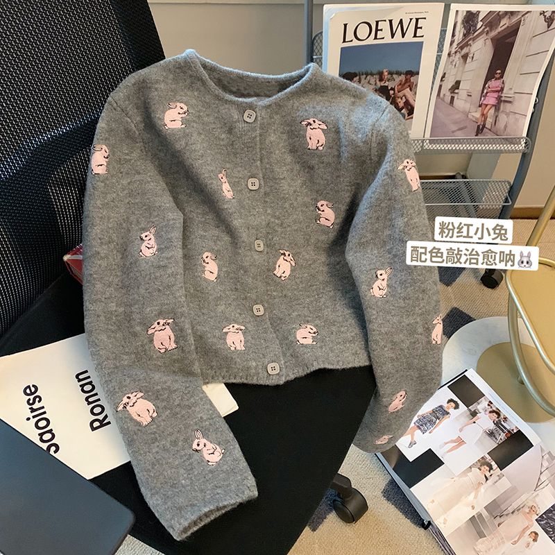 灰色小兔子圖案刺繡短款針織開衫女春秋季新款甜美減齡軟糯毛衣