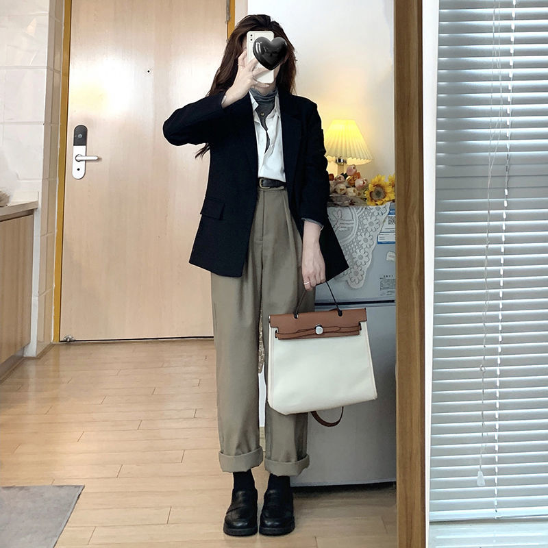 Black small suit jacket for small women 2023 spring and autumn new high-end design niche casual short suit