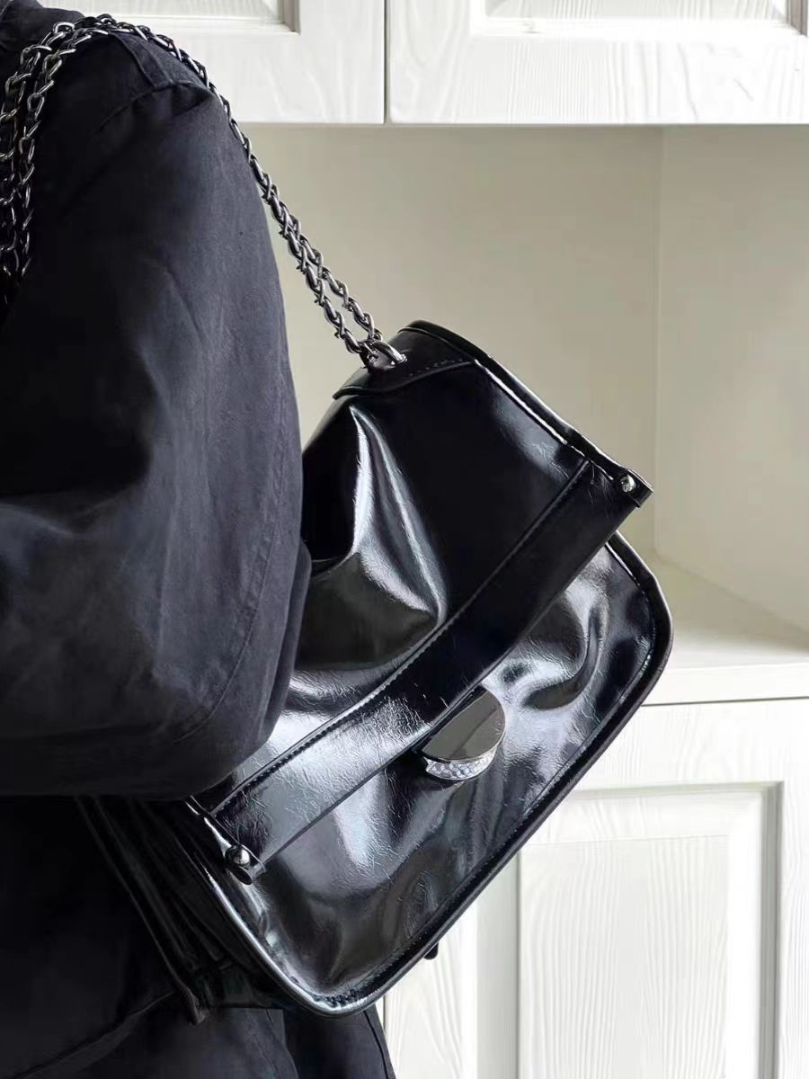 2023 New niche high-end chain underarm shoulder bag Light luxury commuting shoulder bag Fashion texture crossbody bag