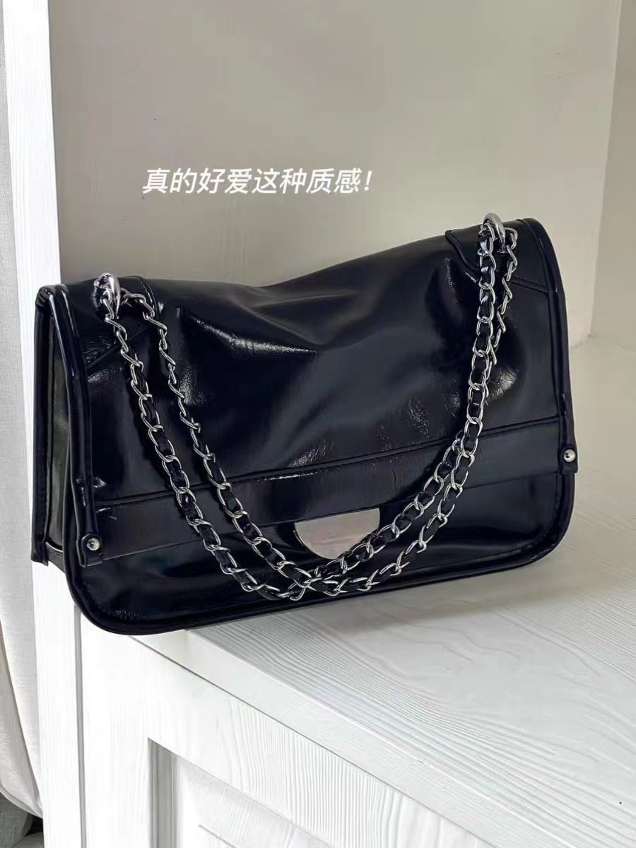 2023 New niche high-end chain underarm shoulder bag Light luxury commuting shoulder bag Fashion texture crossbody bag