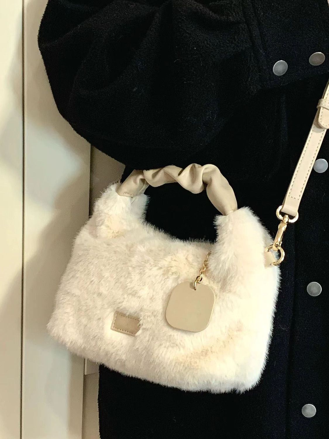 Autumn and winter soft plush small milk bag 2023 new niche bag portable commuting versatile plush bag crossbody bag for women