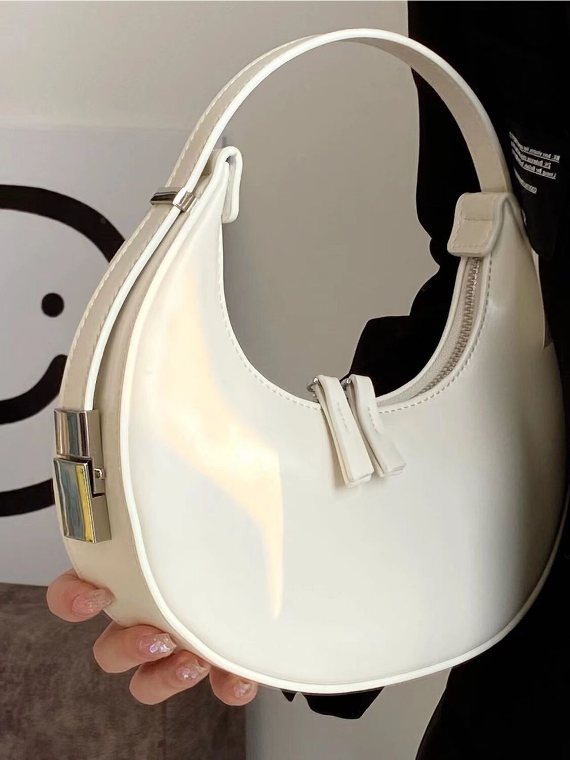 2023 New niche high-end round bag for women with fashionable texture crescent bag, simple texture, underarm bag trend