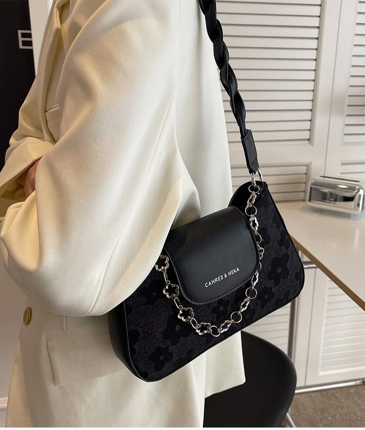 High-End Small For Women 2022 New Texture 2023 Niche Design Single Shoulder Underarm Chain Crossbody Bag_voghion.com
