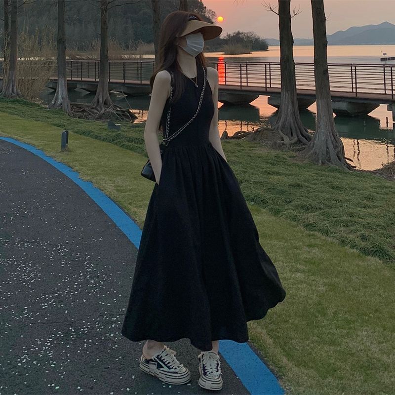 黑色連衣裙子女夏季新款春秋法式茶歇赫本風收腰背心無袖吊帶長裙