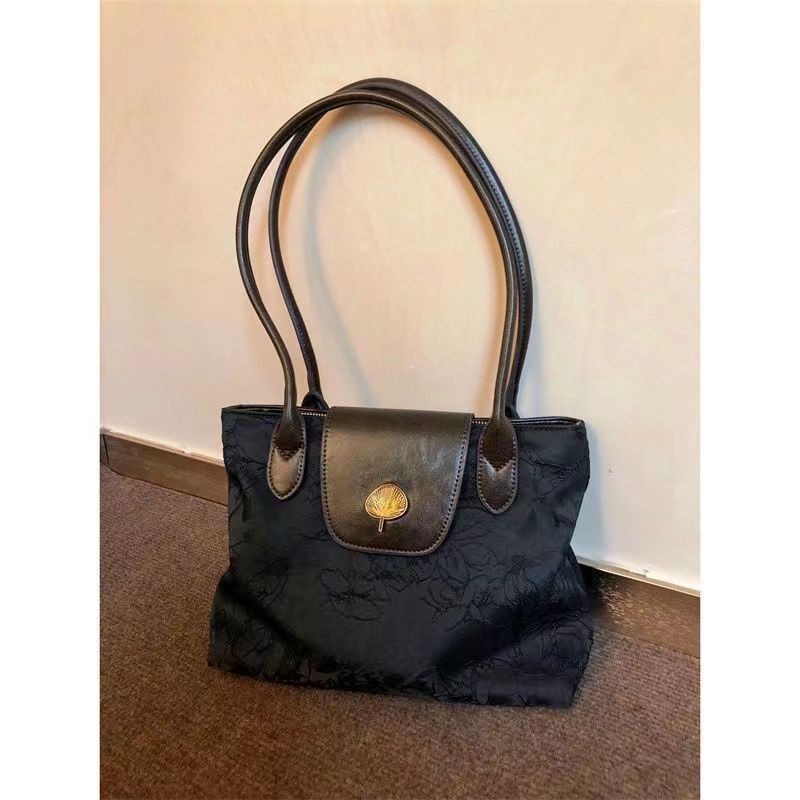 Chinese retro handbag in early autumn 2023, niche design, textured metal tote bag, stylish and lazy shoulder bag for women