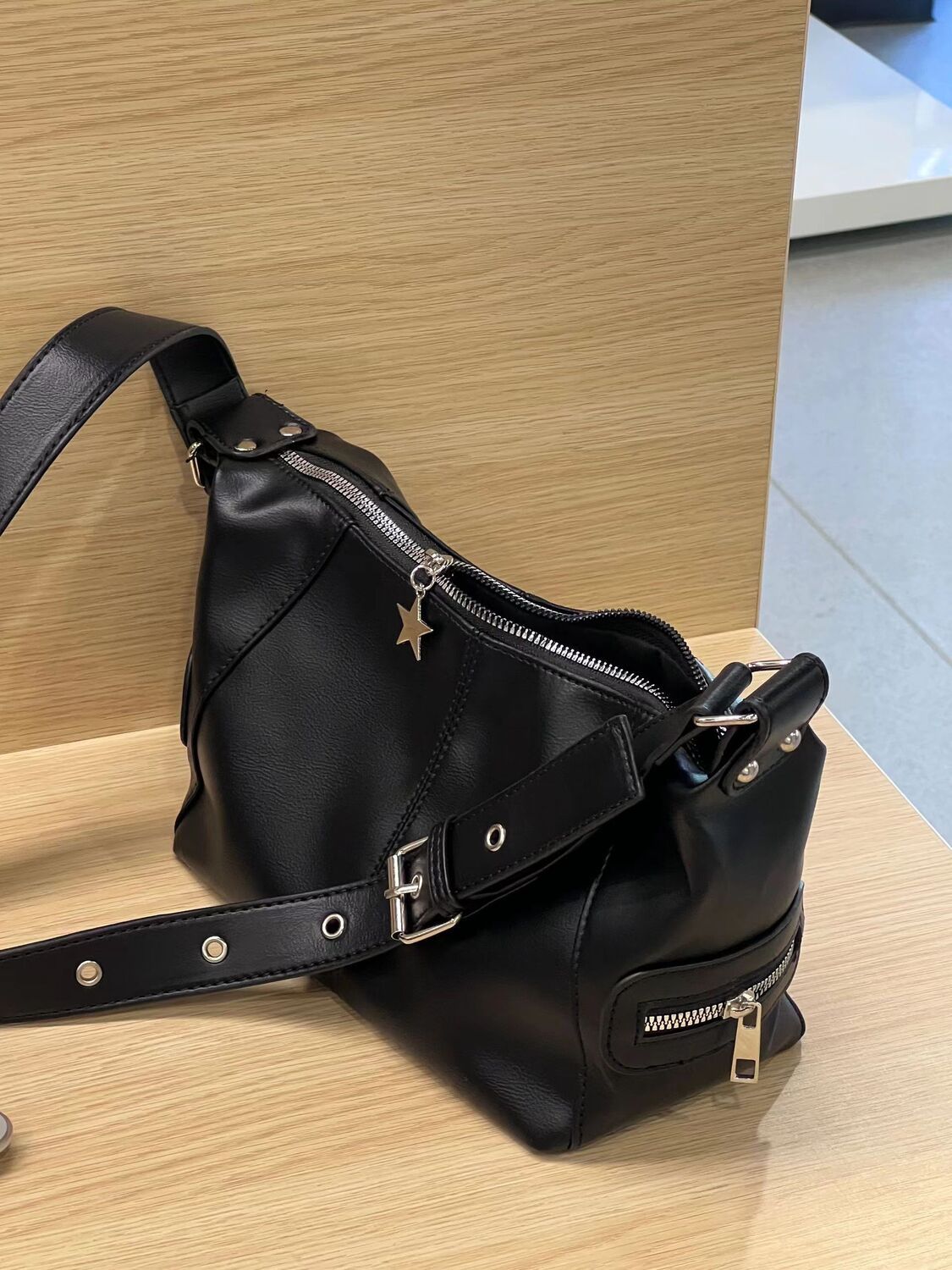 Diablo motorcycle bag Thai pants are spicy! 2023 New niche design, one shoulder crossbody bag, texture, spicy girl bag trend
