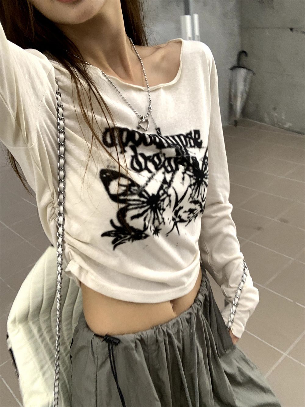純欲風蝴蝶印花長袖T恤女春秋設計感褶皺寬鬆辣妹短款打底衫上衣